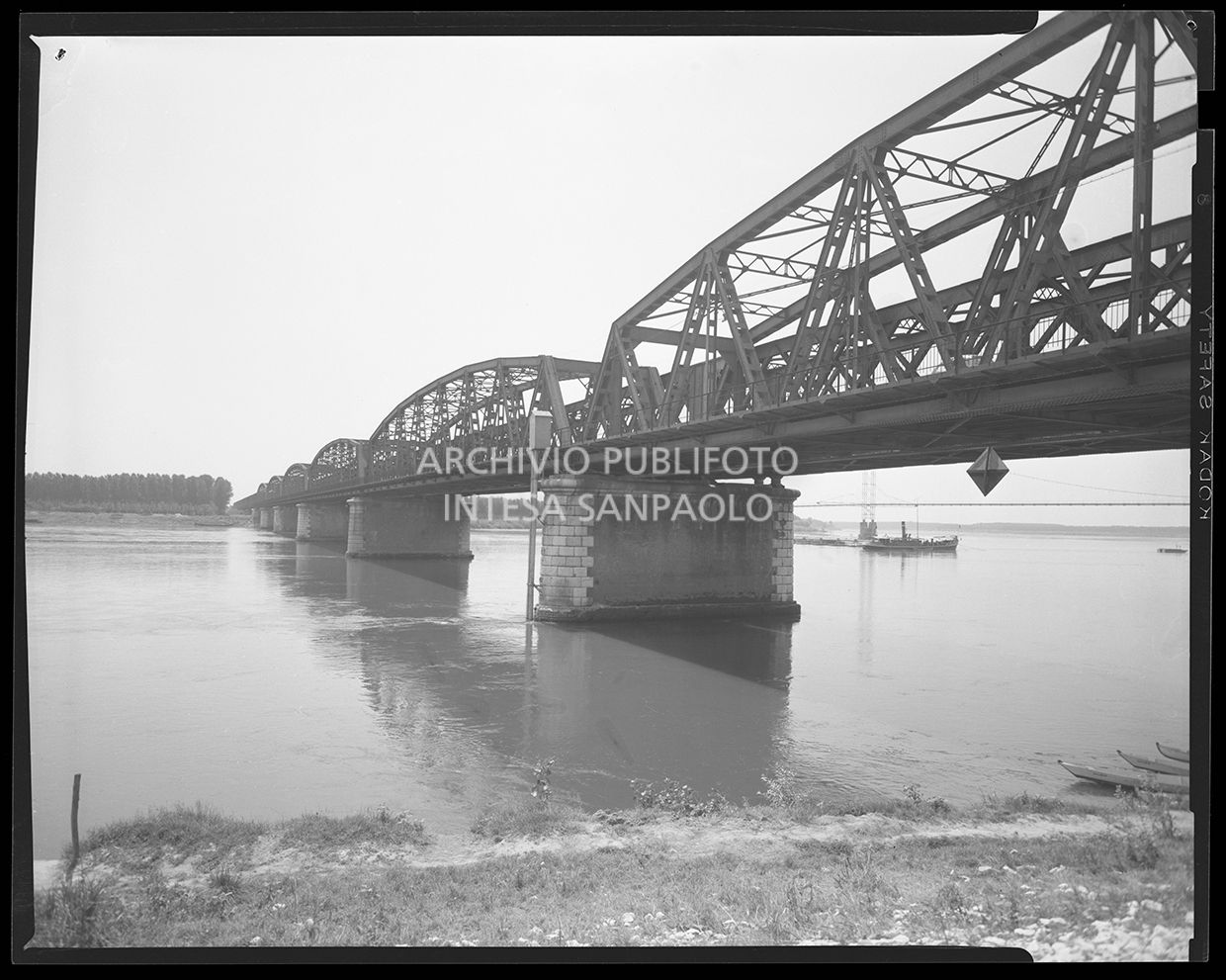 Ponte in ferro su fiume (simile allo scatto 20159)<br>20163