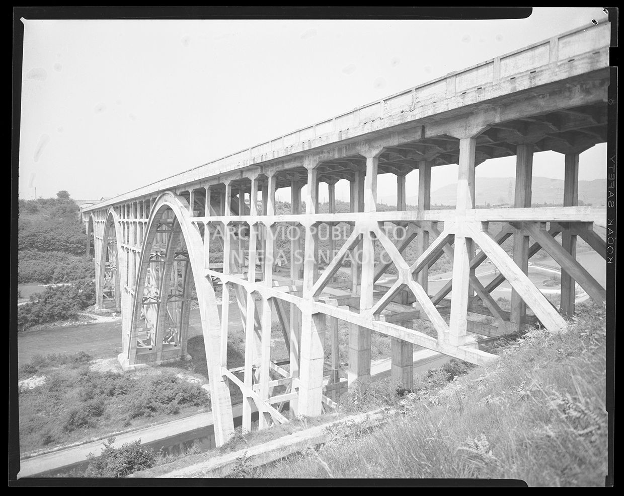 Ponte in ferro su fiume (simile allo scatto 20161)<br>20164