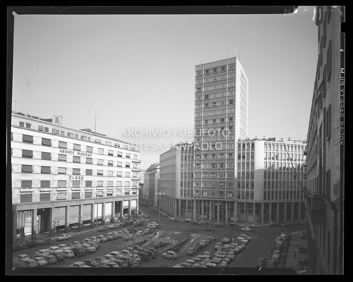 Piazza Armando Diaz con il grattacielo della Terrazza Martini<br>20284