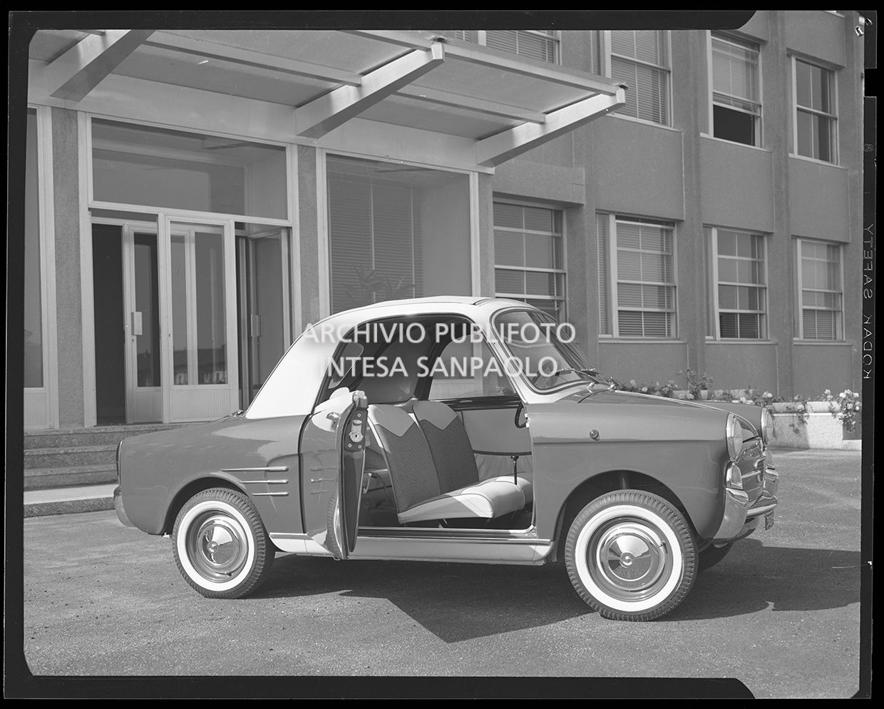 Automobile con portiera controvento aperta<br>20295