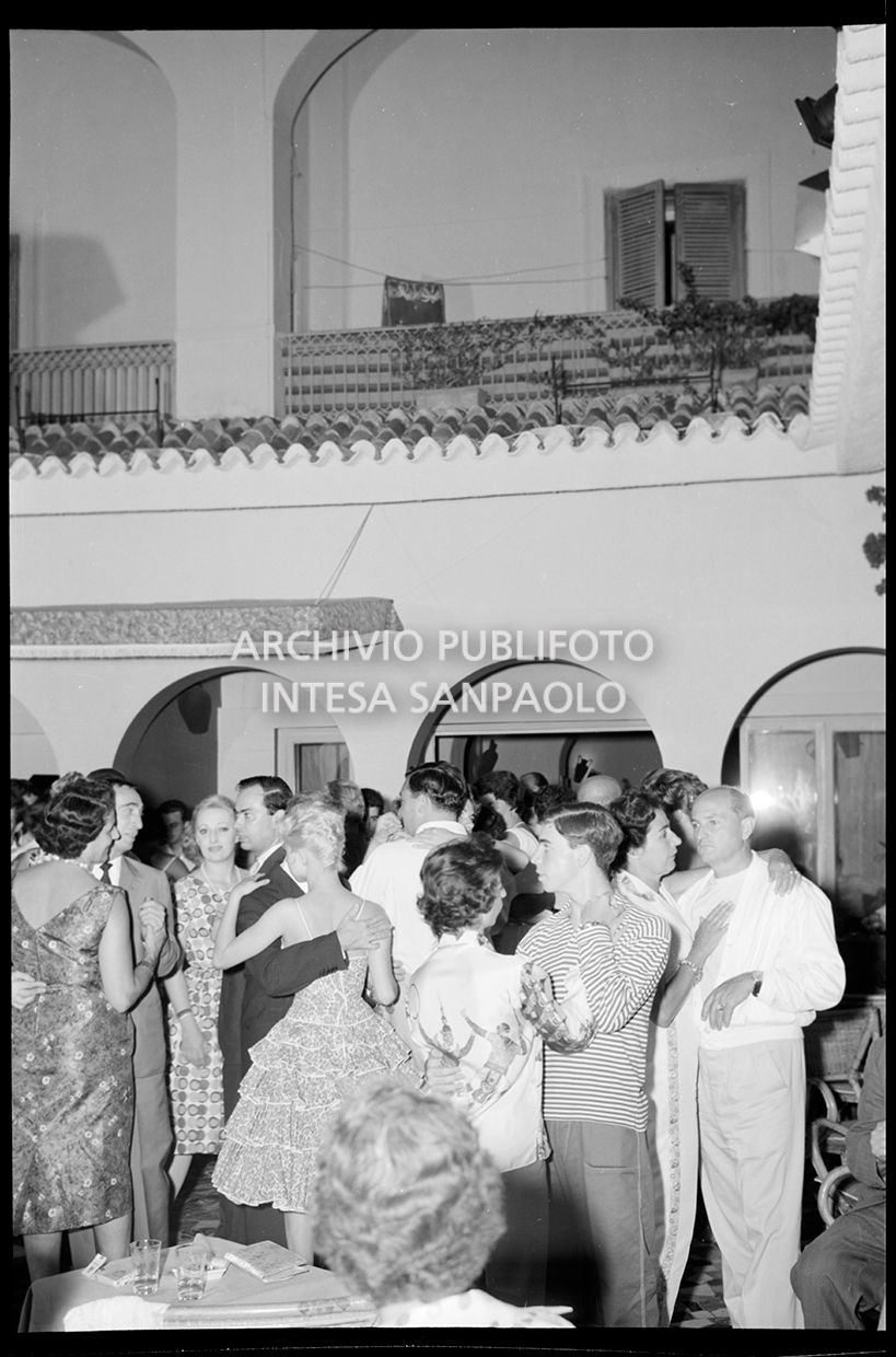 Persone che danzano in giardino<br>20515