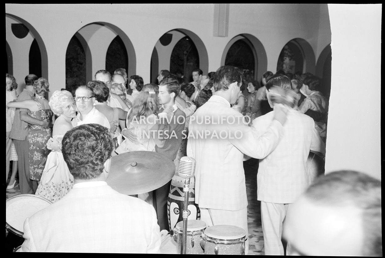 Persone che danzano in giardino<br>20516