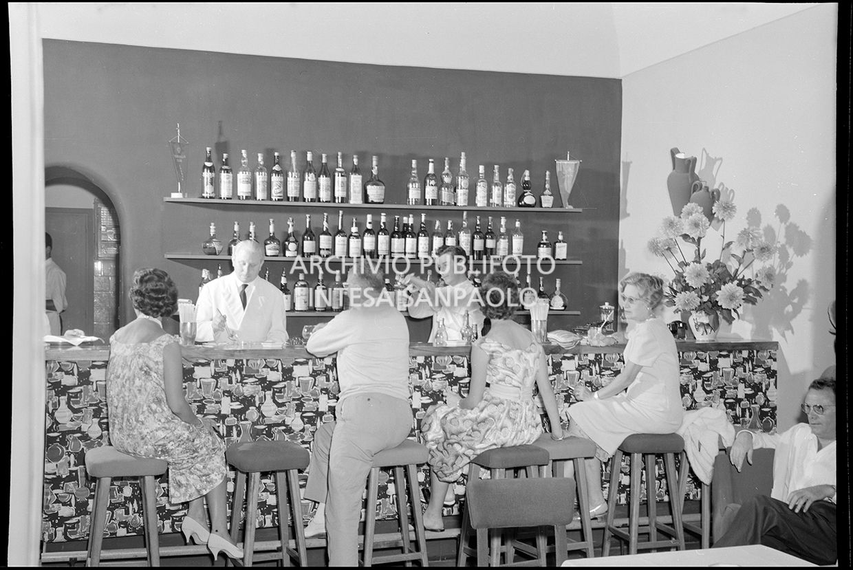 Persone al bancone del bar<br>20519