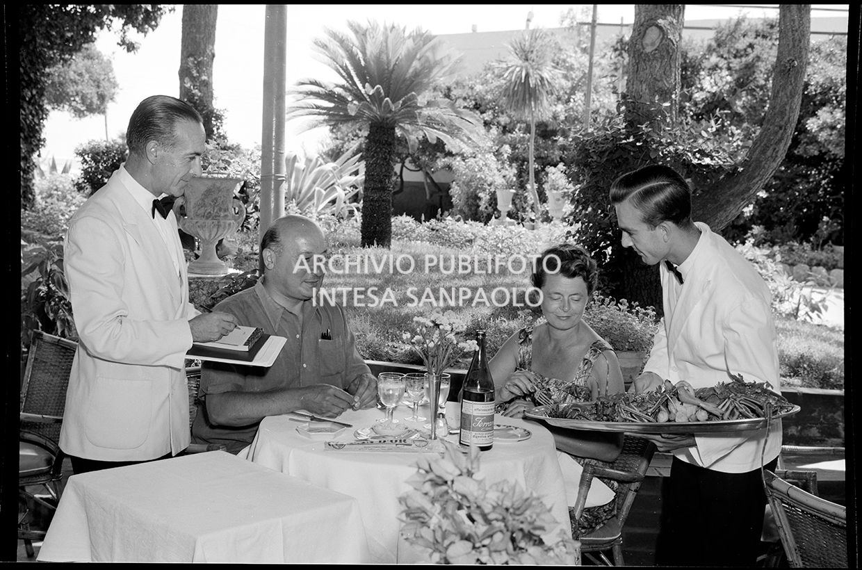 Clienti seduti al ristorante (esterno)<br>20525