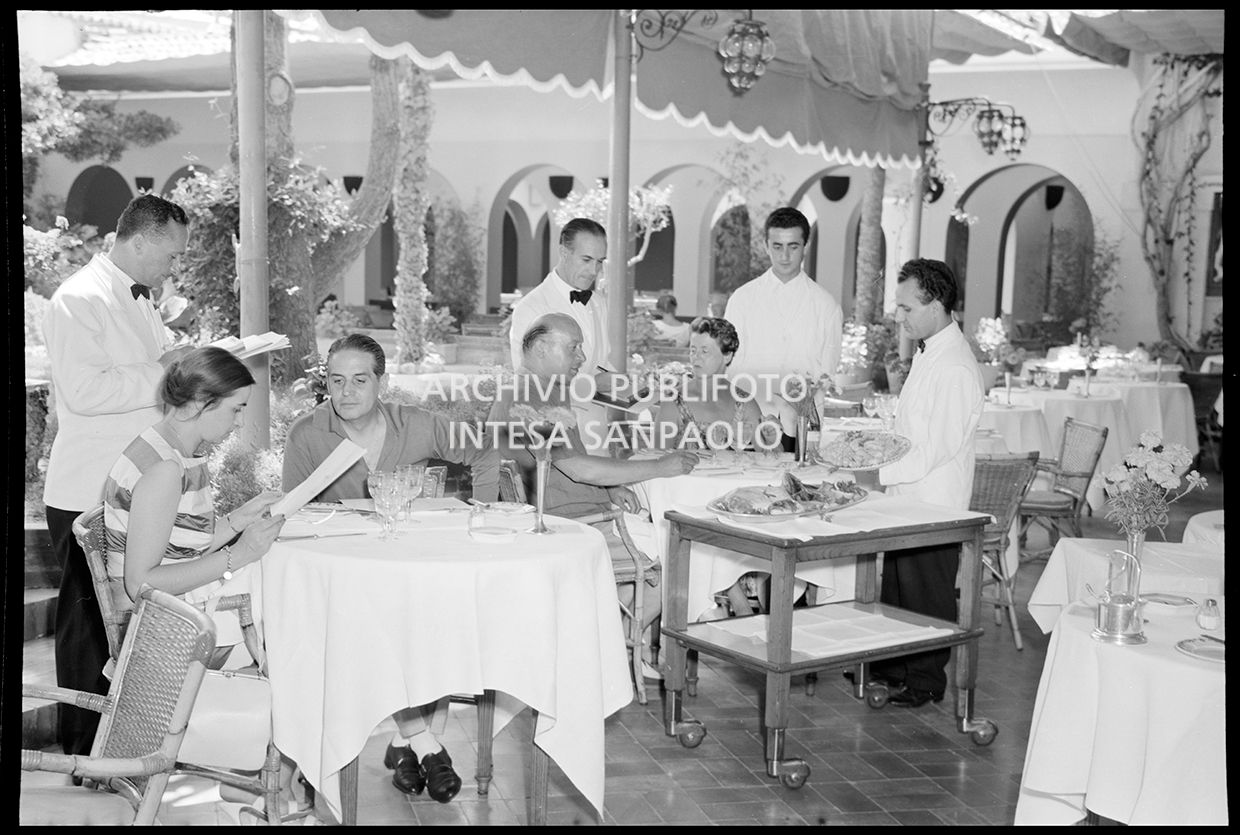 Clienti seduti al ristorante (esterno)<br>20527