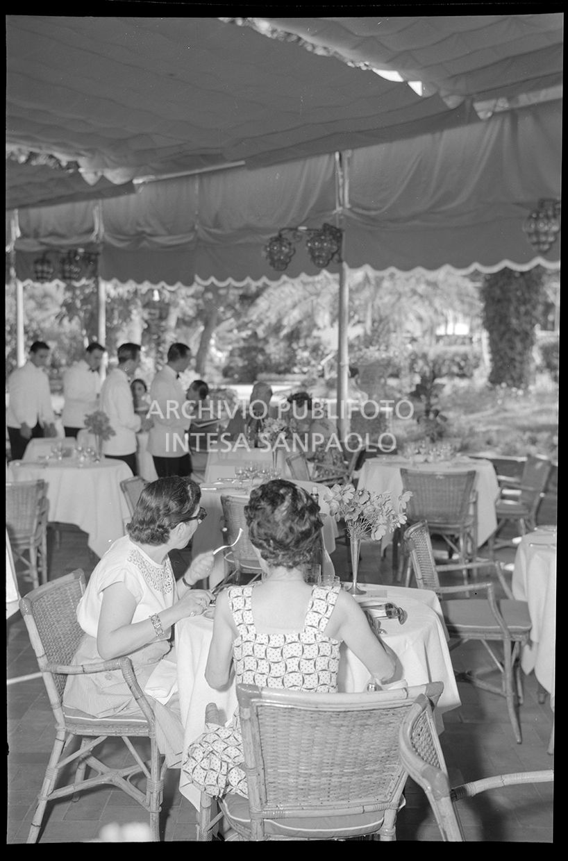 Clienti seduti al ristorante (esterno)<br>20529