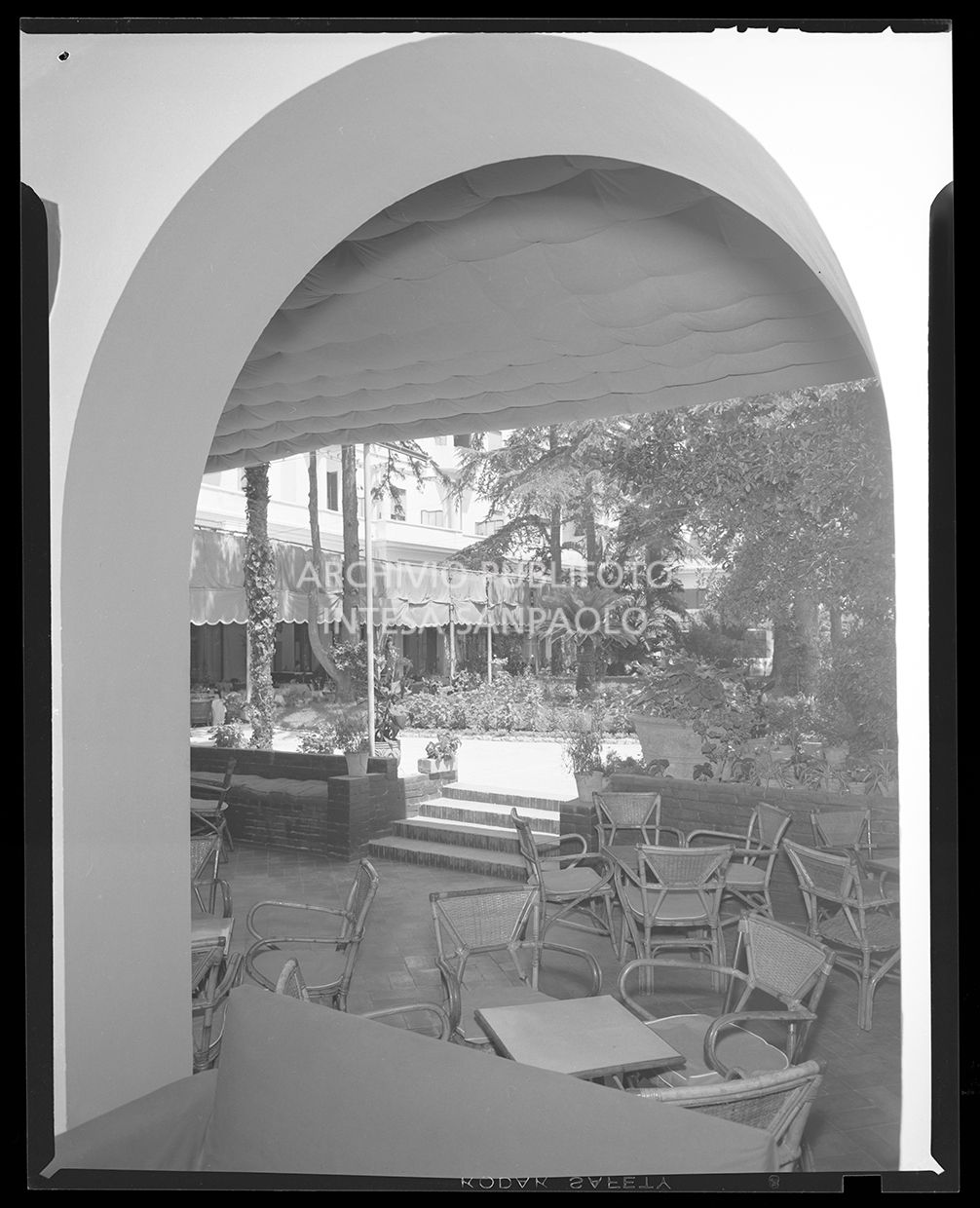 Veduta del ristorante nel giardino<br>20535