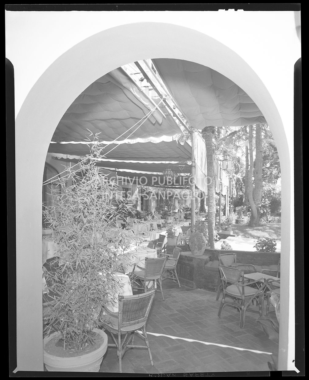 Veduta del ristorante nel giardino<br>20537