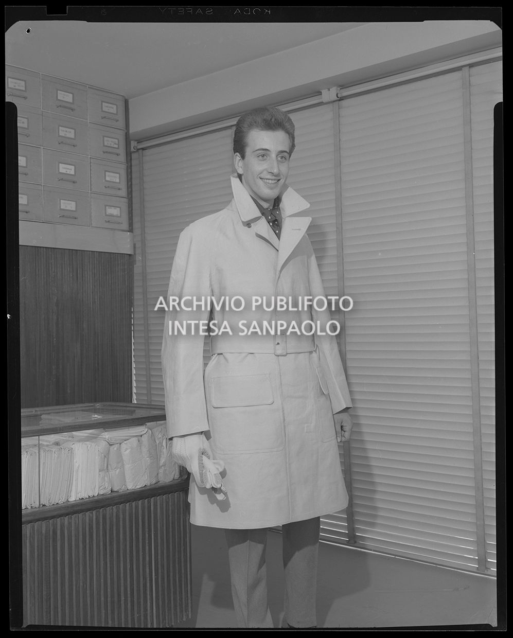 Uomo con impermeabile e guanti<br>20574