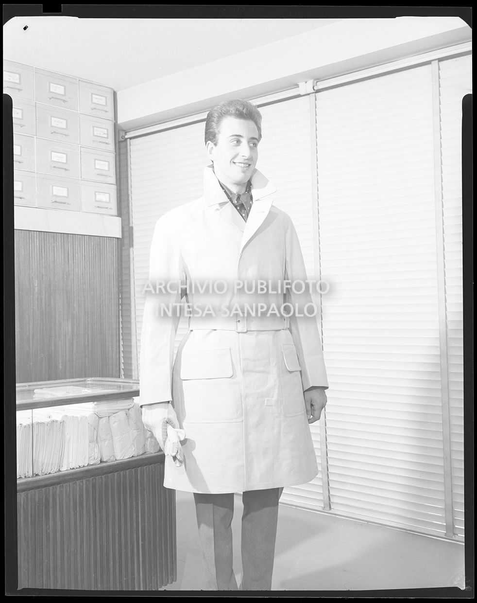 Uomo con impermeabile e guanti<br>20576