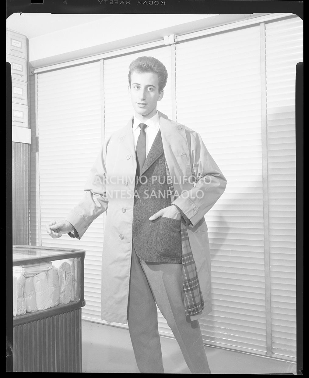 Uomo con completo ed impermeabile<br>20578