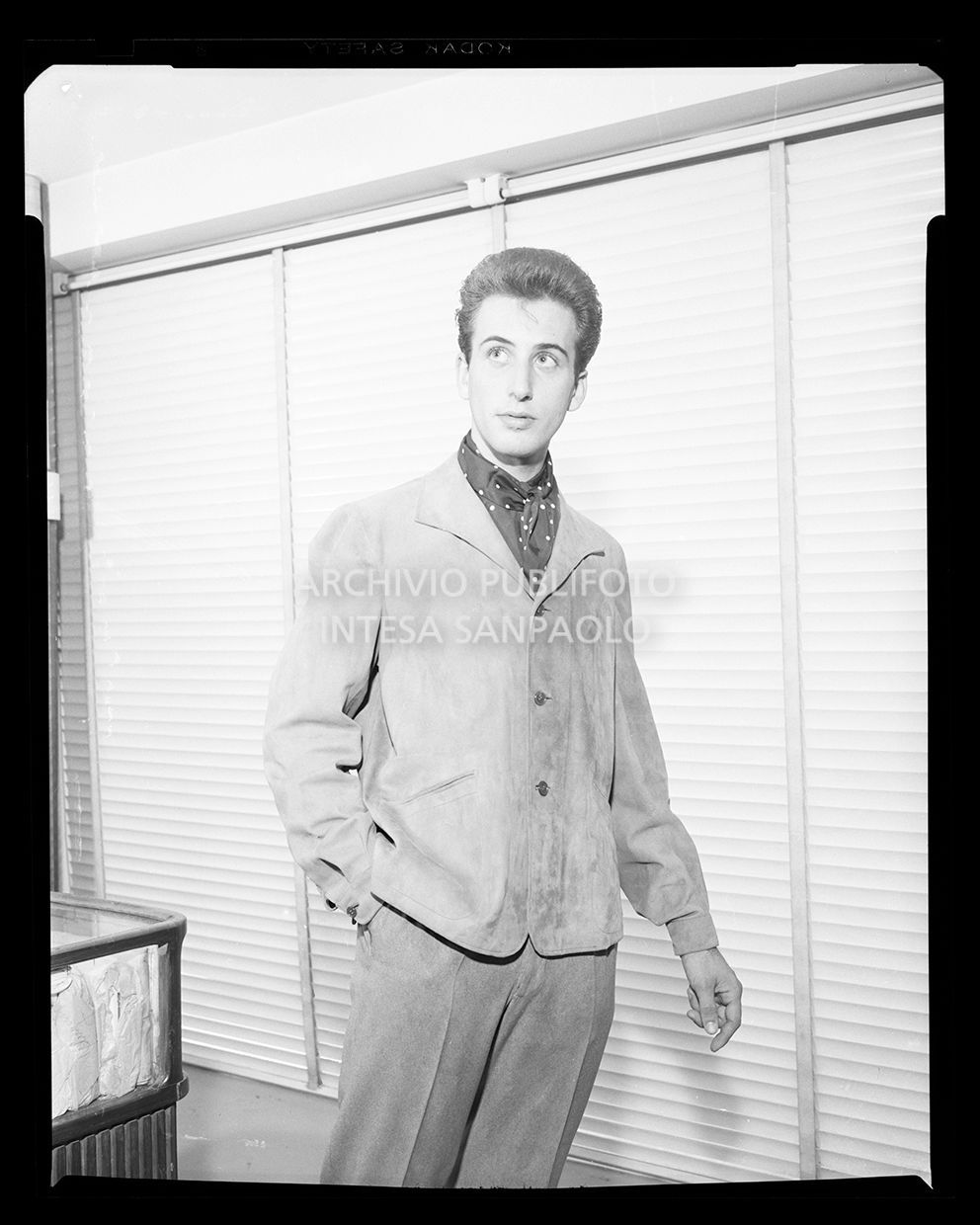 Uomo con giacca in camoscio e foulard al collo<br>20580