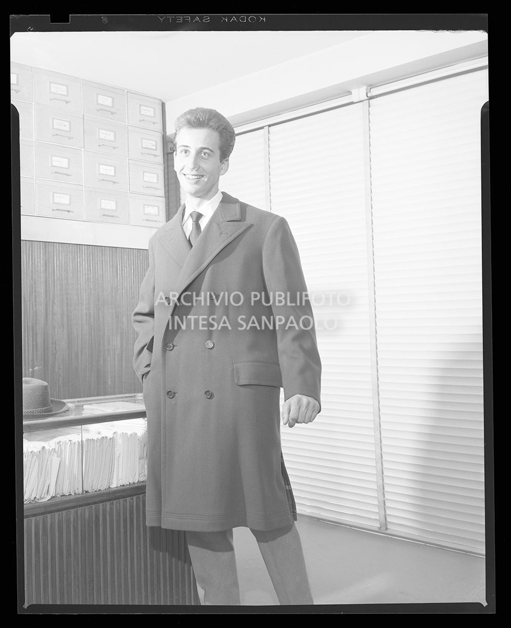 Uomo con cappotto<br>20582