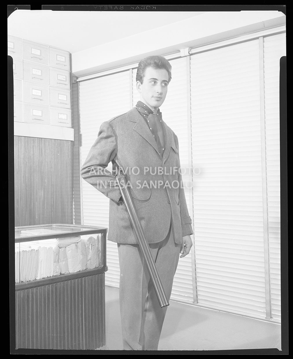 Uomo con completo e fucile<br>20583