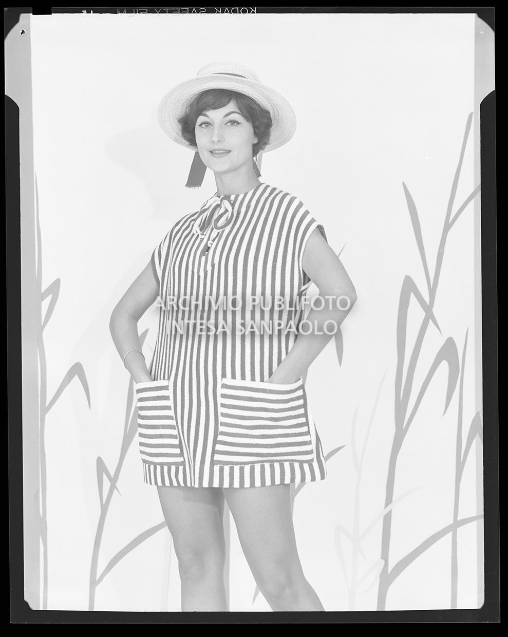 Indossatrice con abito a righe e cappello di paglia<br>21222