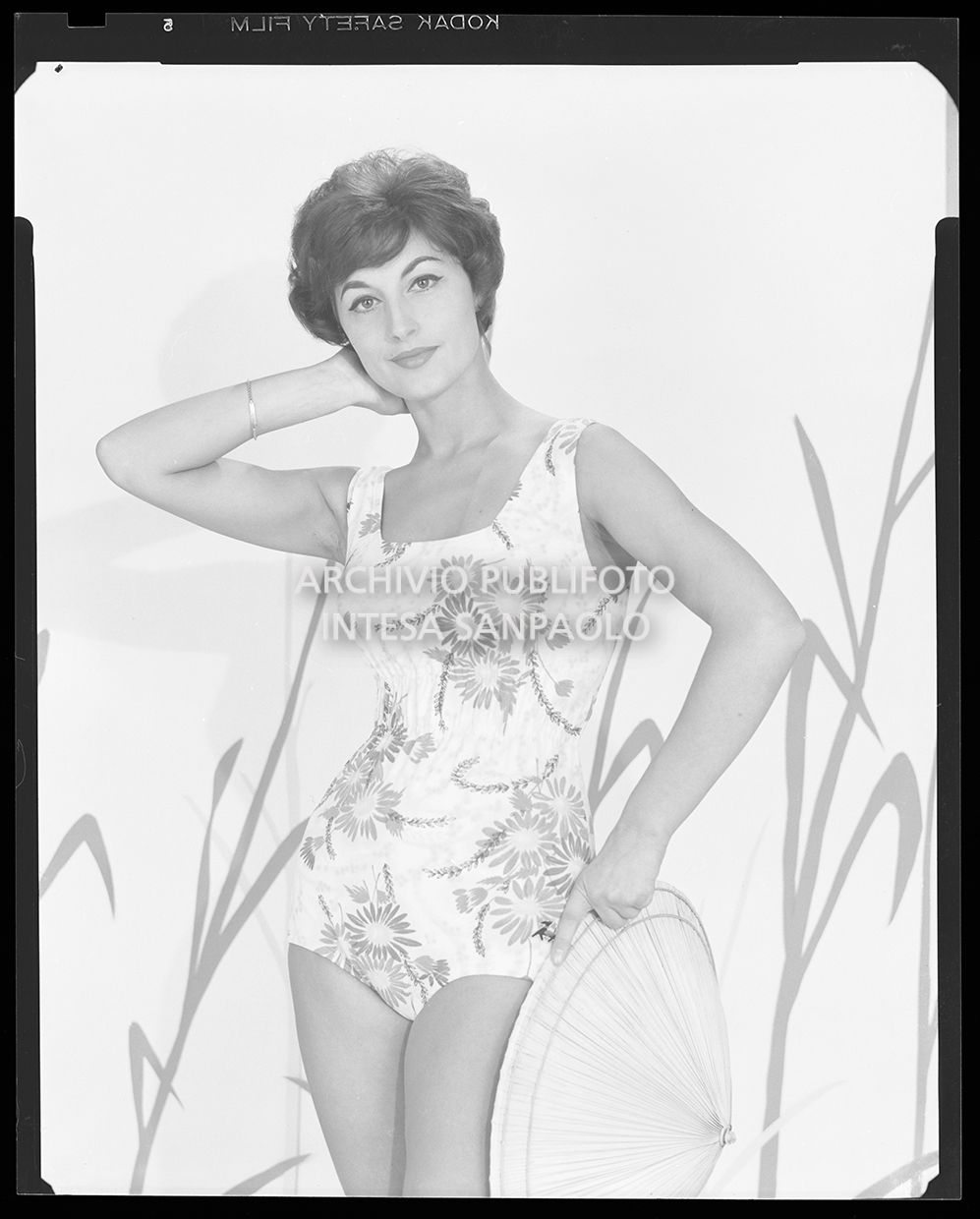 Indossatrice con costume intero a fiori e cappello di paglia<br>21223