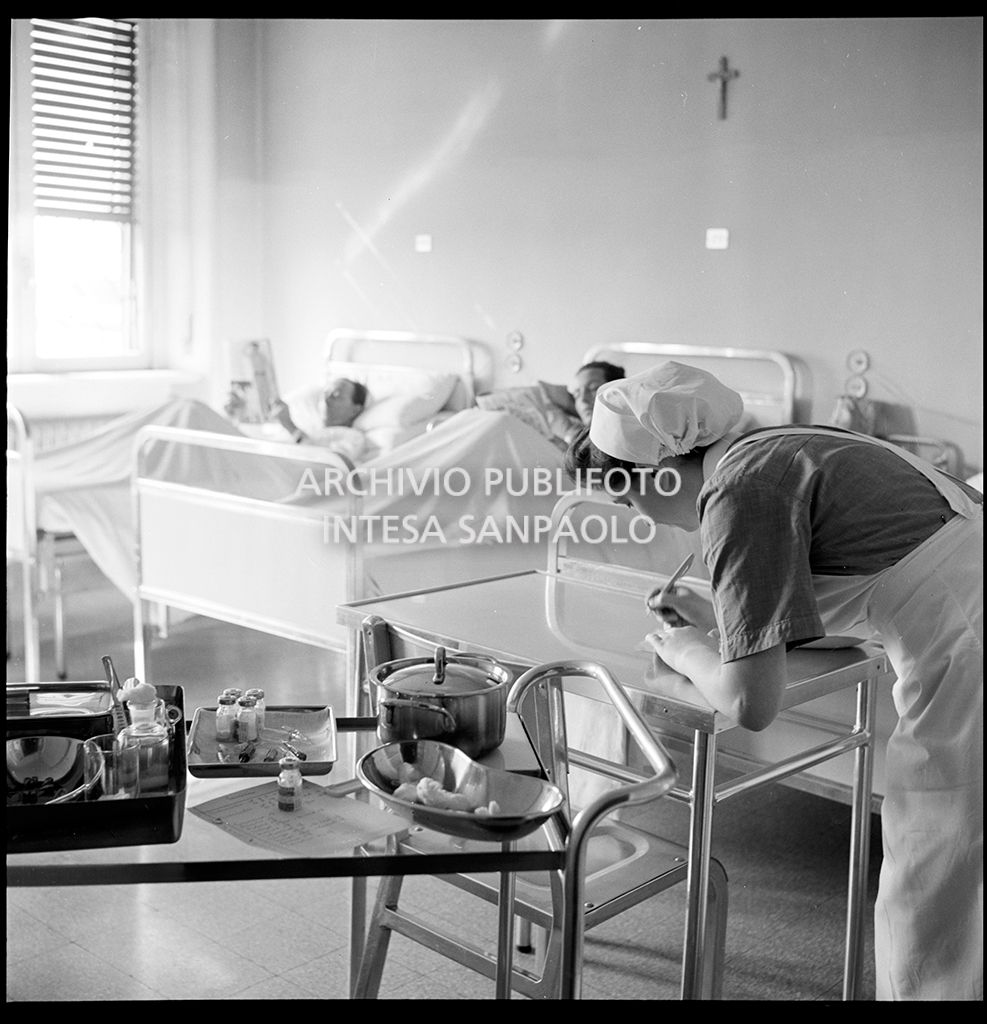 Infermiera in reparto mentre scrive<br>21240