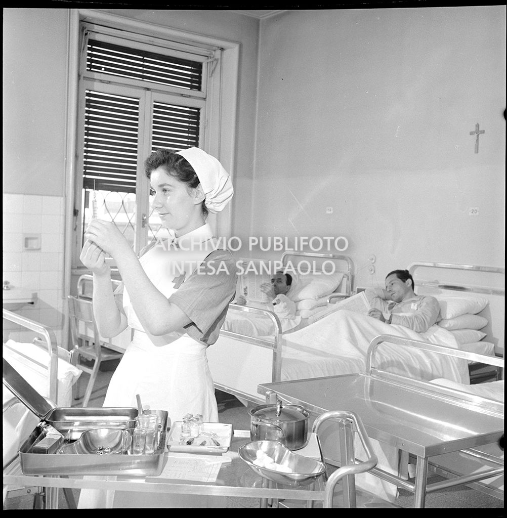 Infermiera in reparto mentre prepara una siringa<br>21243