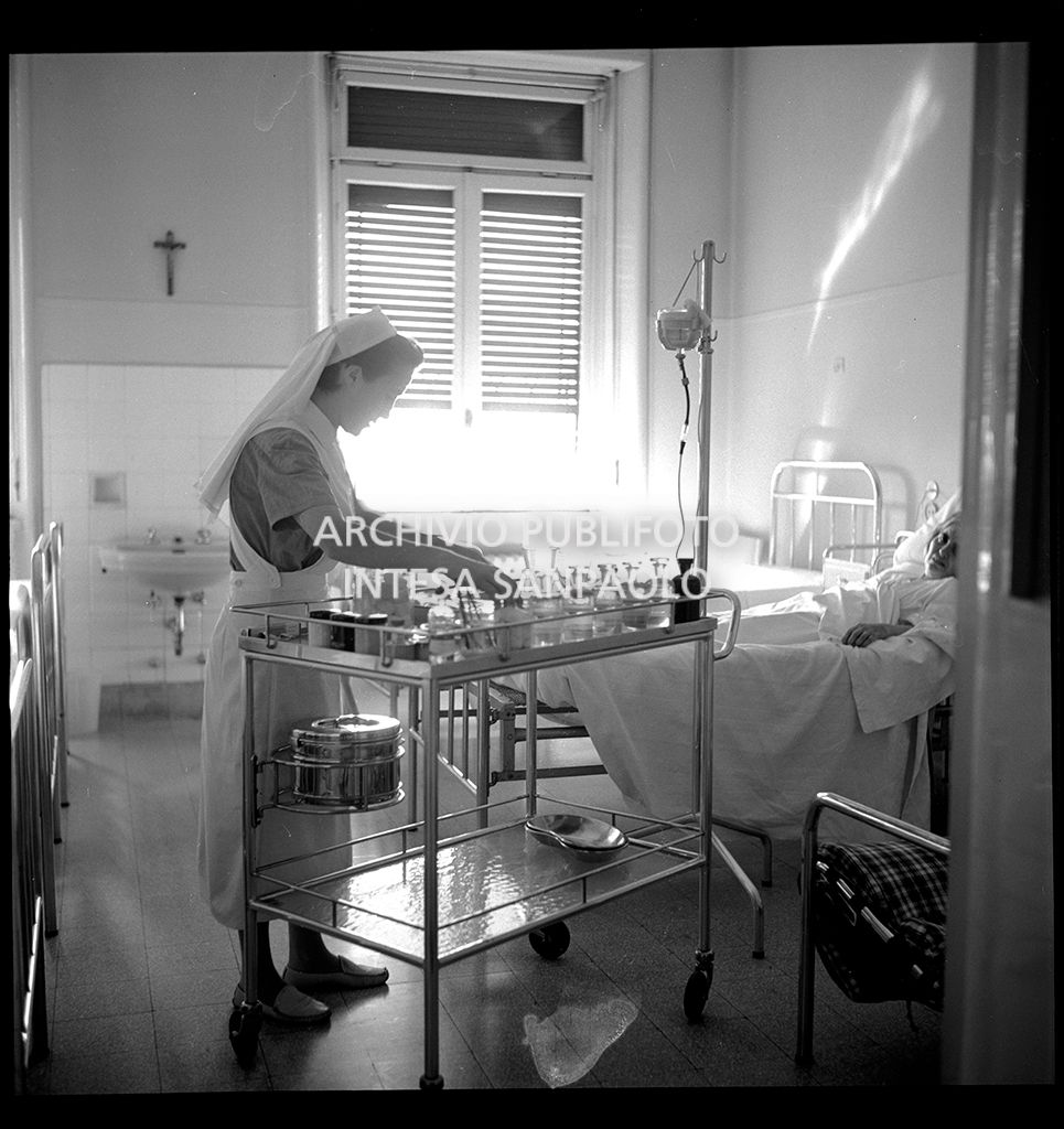 Infermiera in reparto mentre prepara i medicinali<br>21244