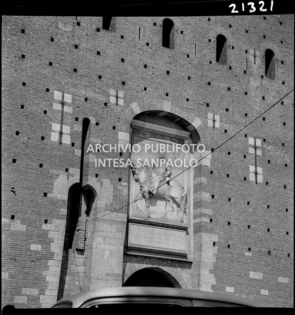 Torre del Filarete, particolare del bassorilievo di Umberto I a cavallo di Luigi Secchi<br>21321