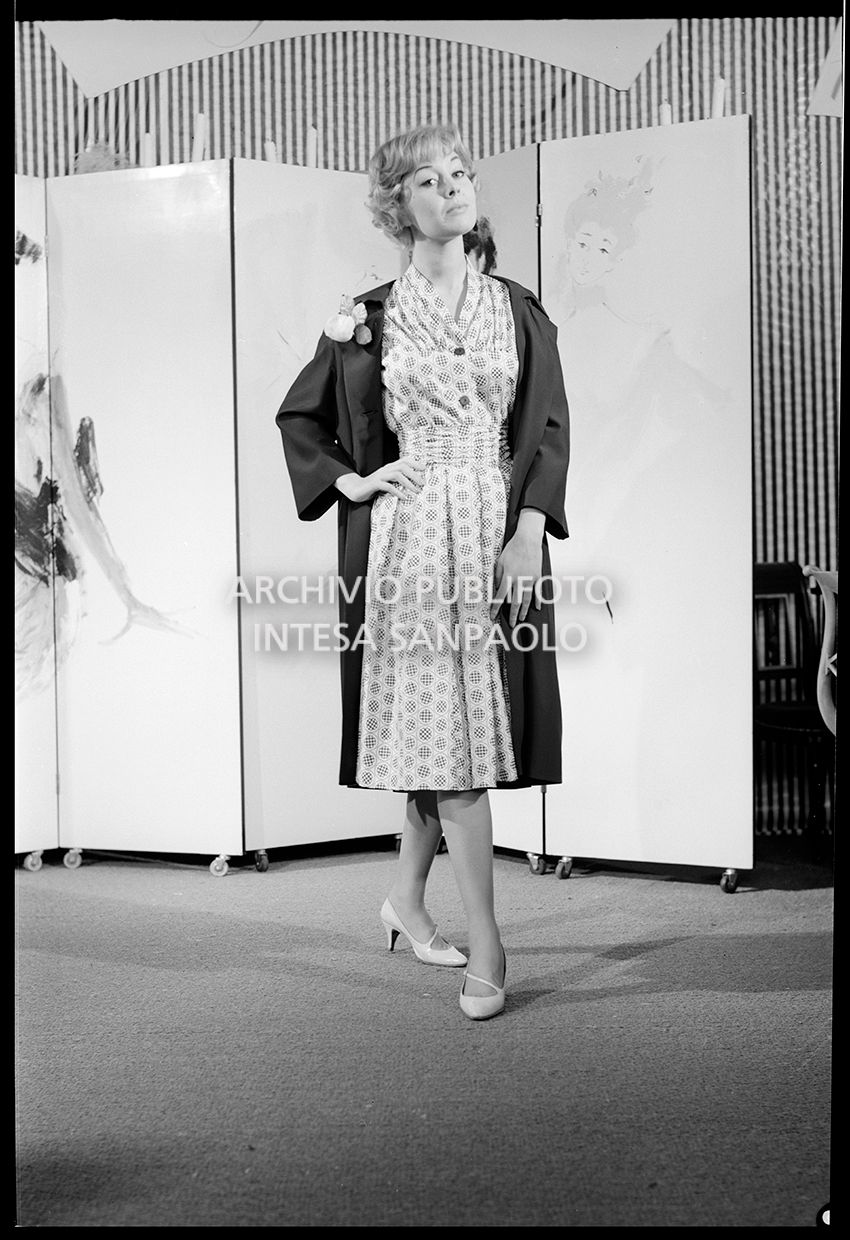 Indossatrice con abito e soprabito con spilla (simile allo scatto 21766)<br>21763