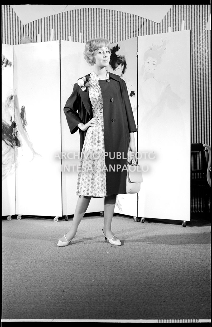 Indossatrice con abito e soprabito con spilla e borsa (simile allo scatto 21763)<br>21766