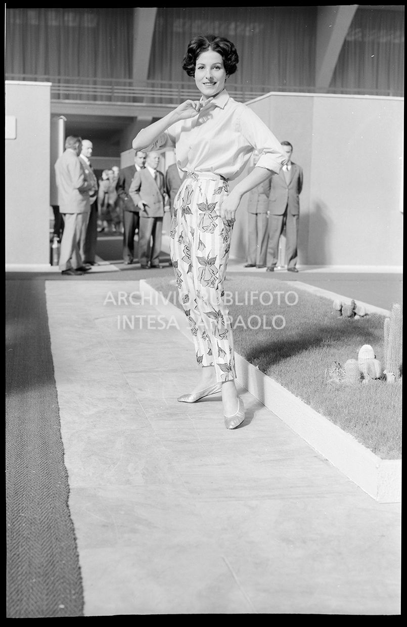 Indossatrice con pantaloni fiorati e camicia<br>21811