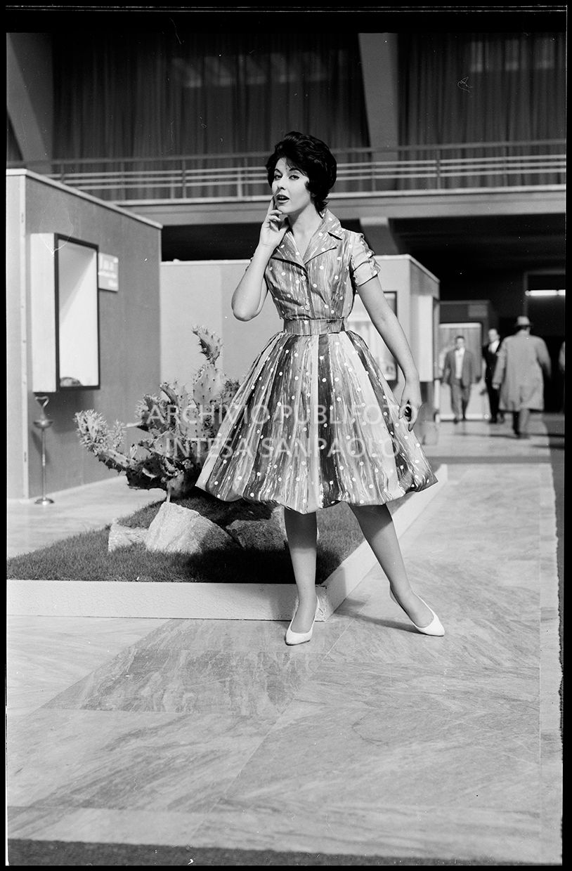 Indossatrice con abito a pois con cintura in vita<br>21819