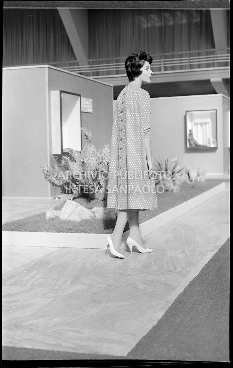 Indossatrice con vestito a pois allacciato sulla schiena<br>21834