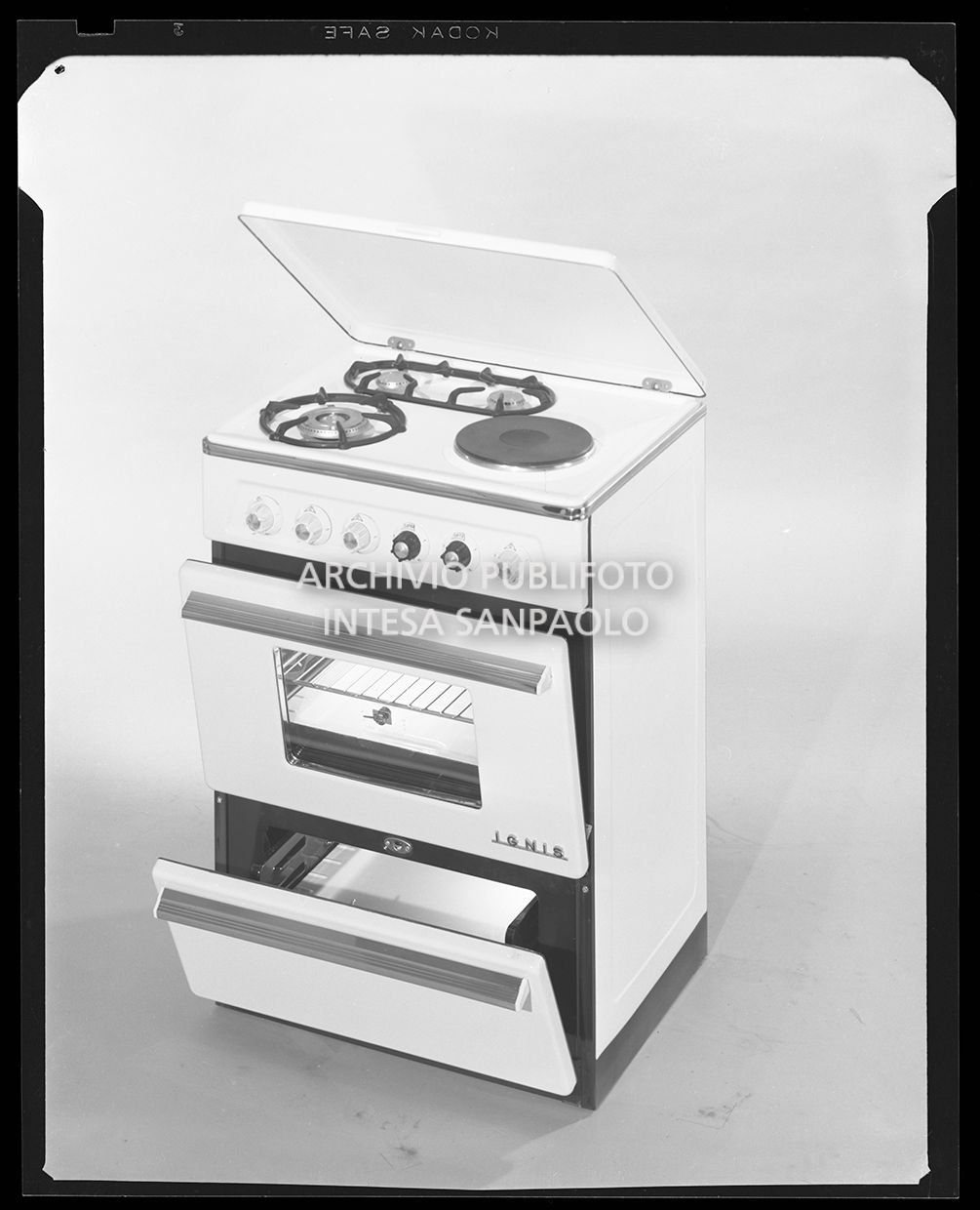 Fornello con tre fuochi, una piastra e forno<br>21982