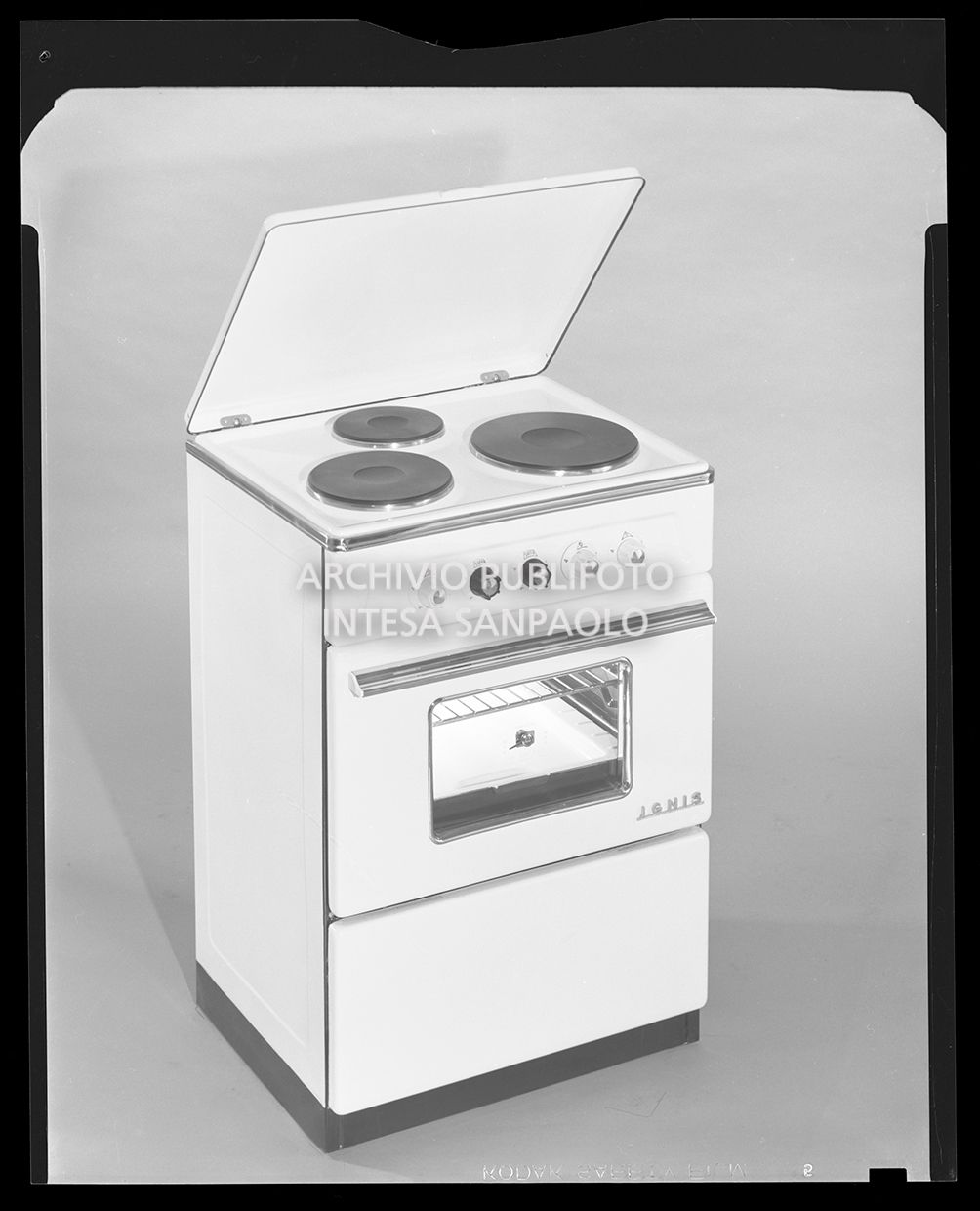 Fornello con tre piastre e forno<br>21984