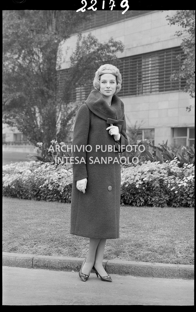 Indossatrice con cappotto, guanti e fascia in testa<br>22179