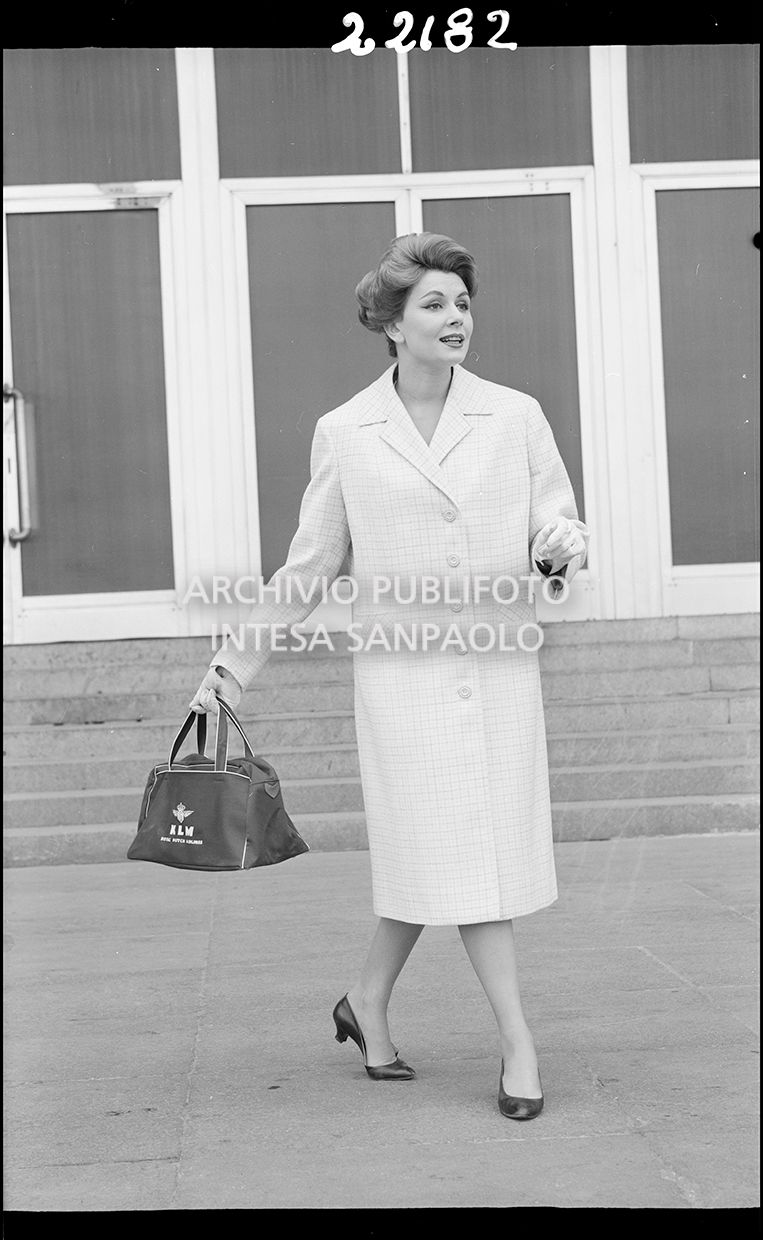 Indossatrice con cappotto, guanti e borsa della KLM<br>22182