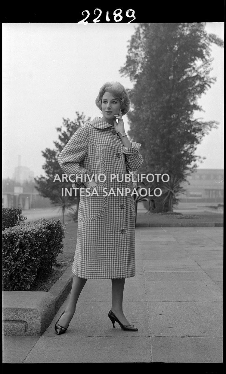 Indossatrice con cappotto pied de poule<br>22189