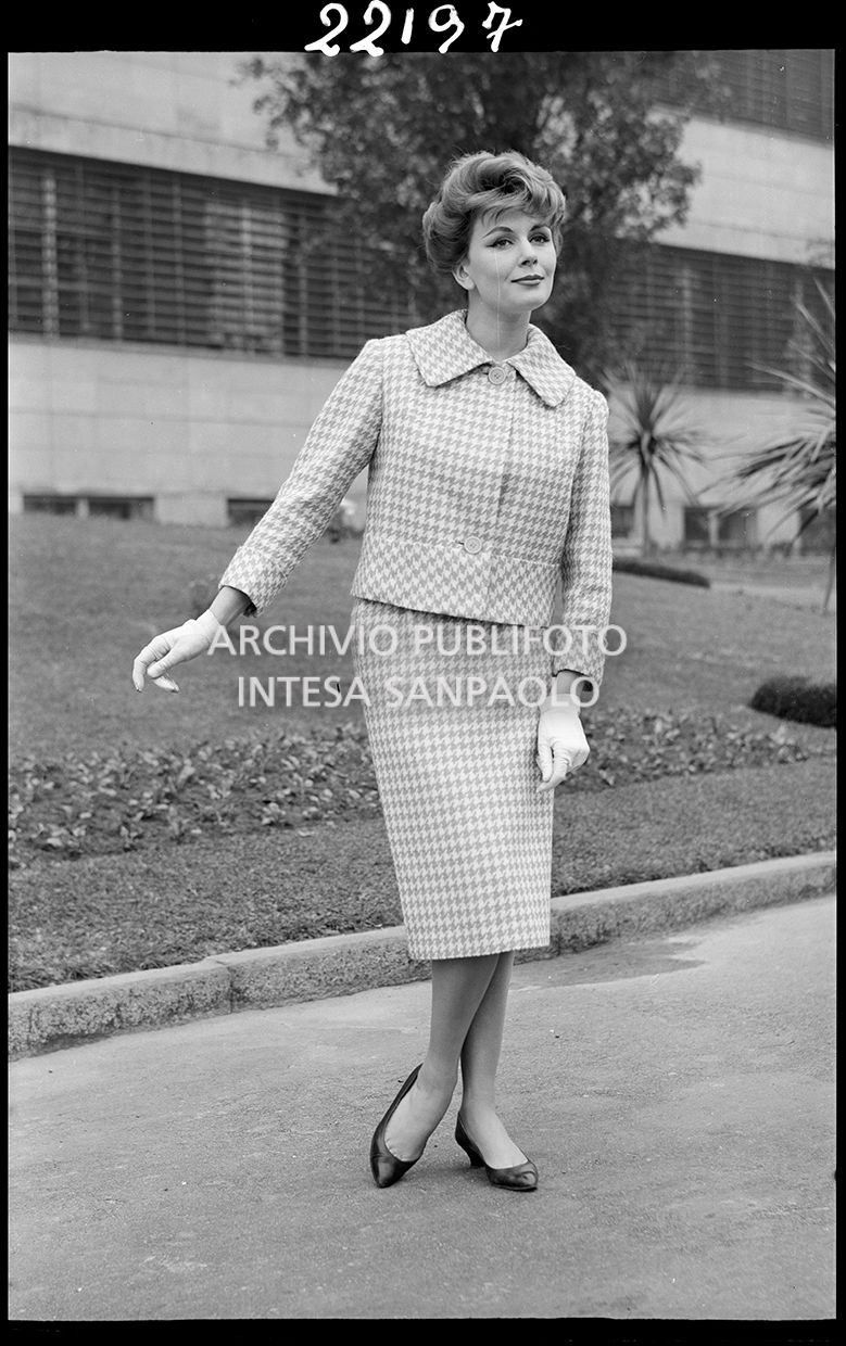 Indossatrice con tailleur pied de poule e guanti<br>22197