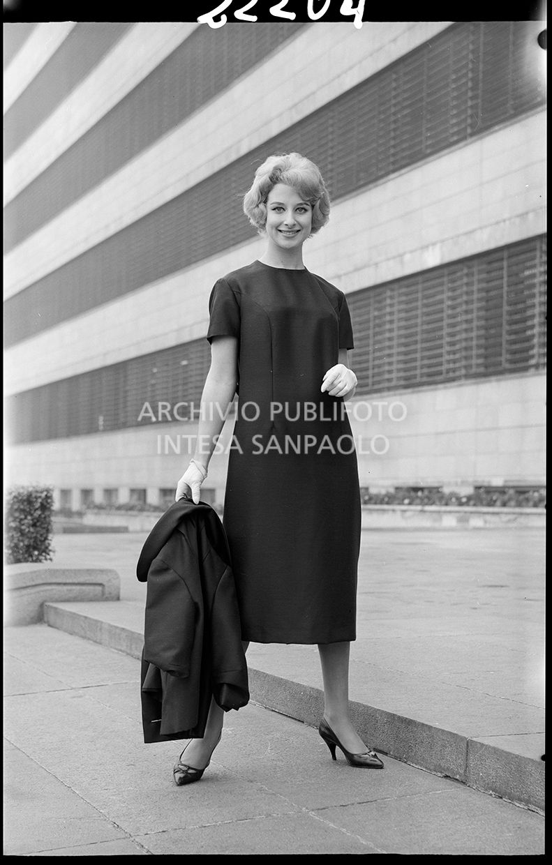 Indossatrice con abito e giacca abbinata<br>22204