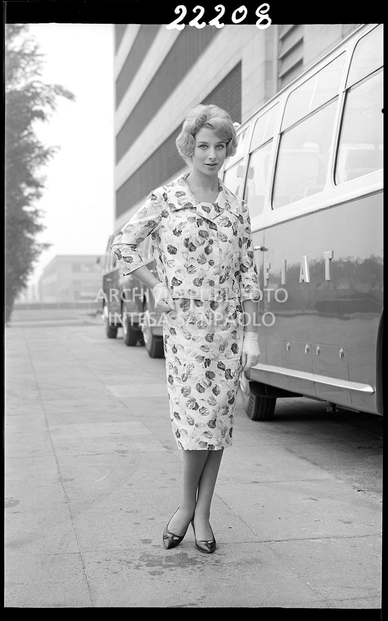 Indossatrice con tailleur fiorato<br>22208