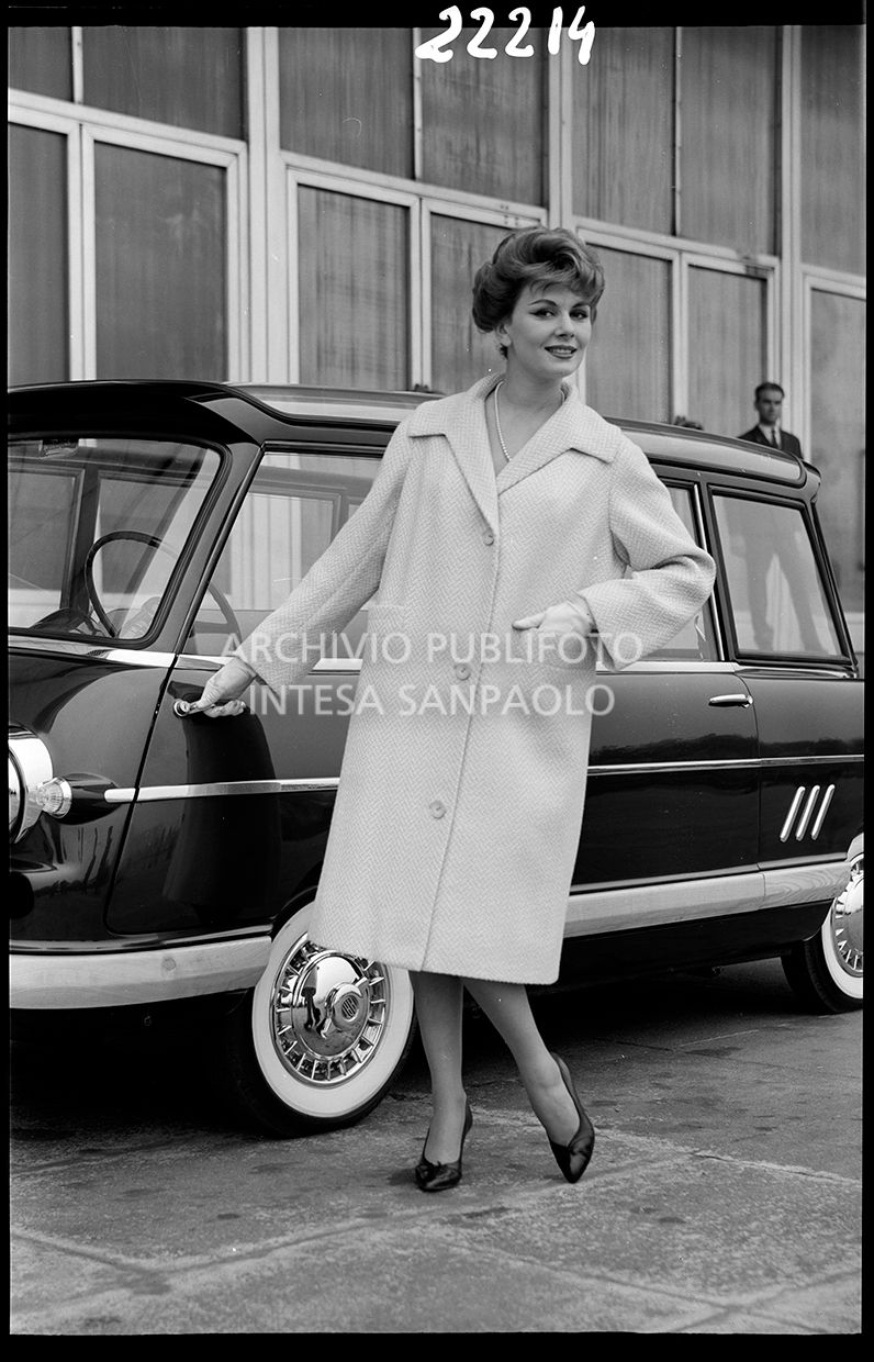 Indossatrice con cappotto a spina di pesce<br>22214