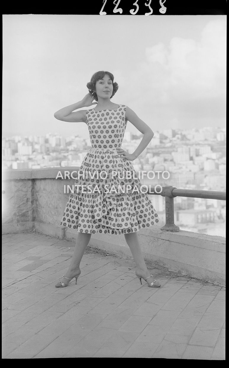 Indossatrice con abito stretto in vita con motivo a bottoni<br>22398