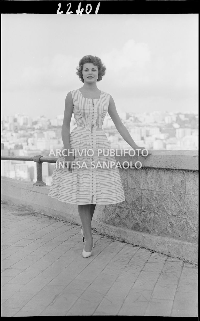 Indossatrice con abito stretto in vita a righe<br>22401