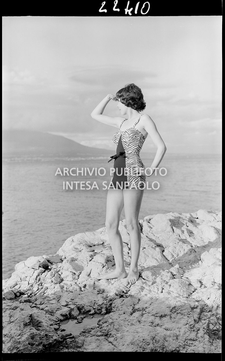 Indossatrice con costume intero zebrato<br>22410