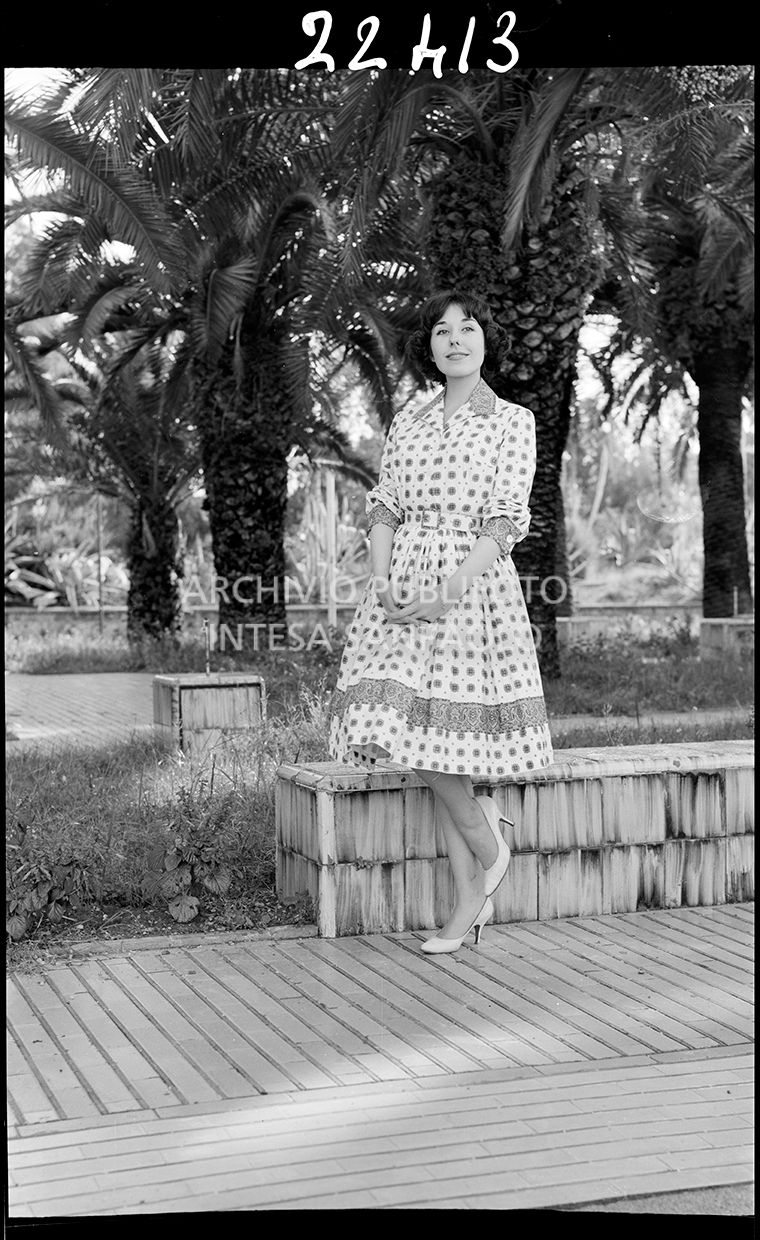 Indossatrice con abito stretto in vita<br>22413