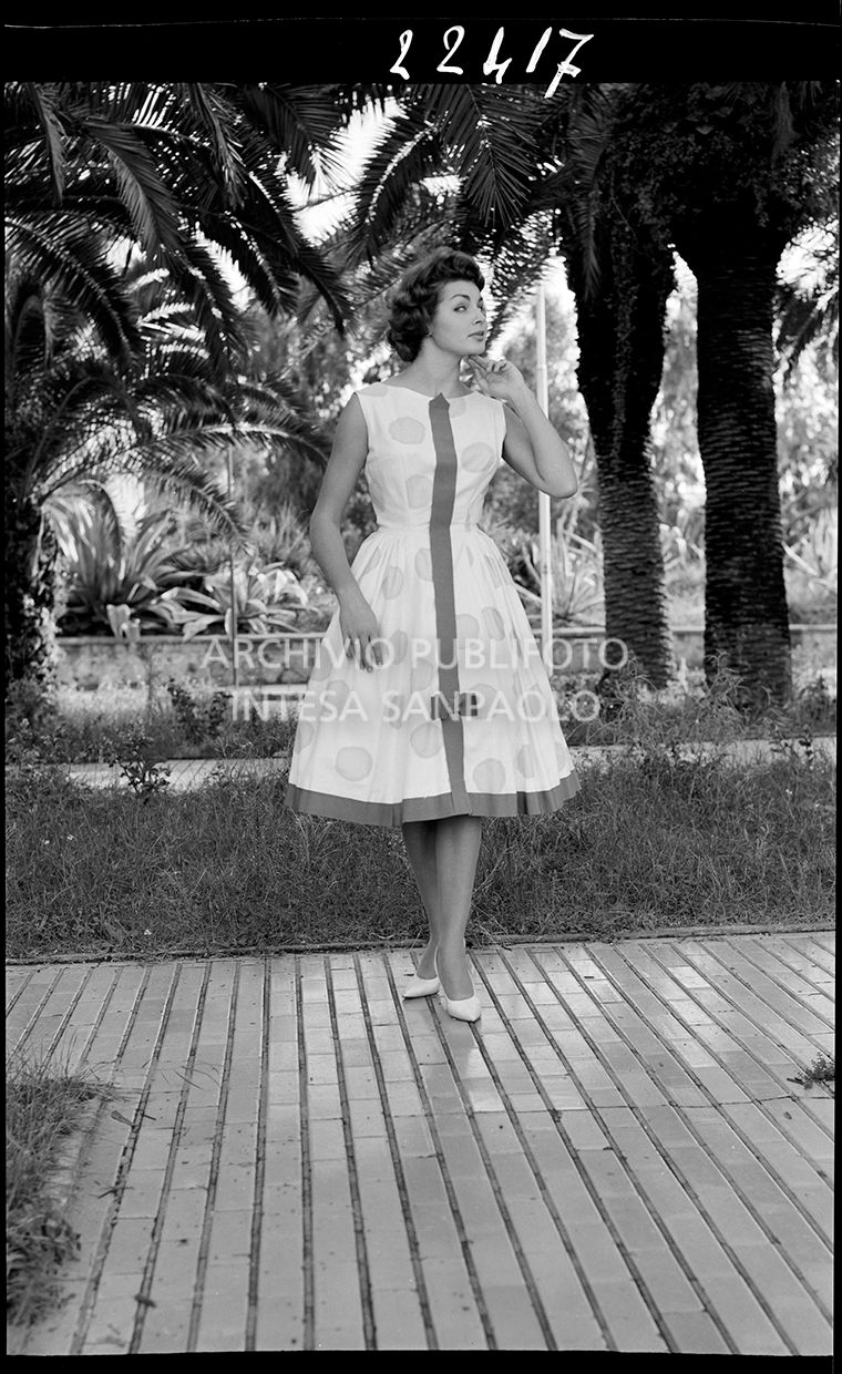 Indossatrice con abito stretto in vita a pois (simile allo scatto 22620 del servizio 22469-22620)<br>22417