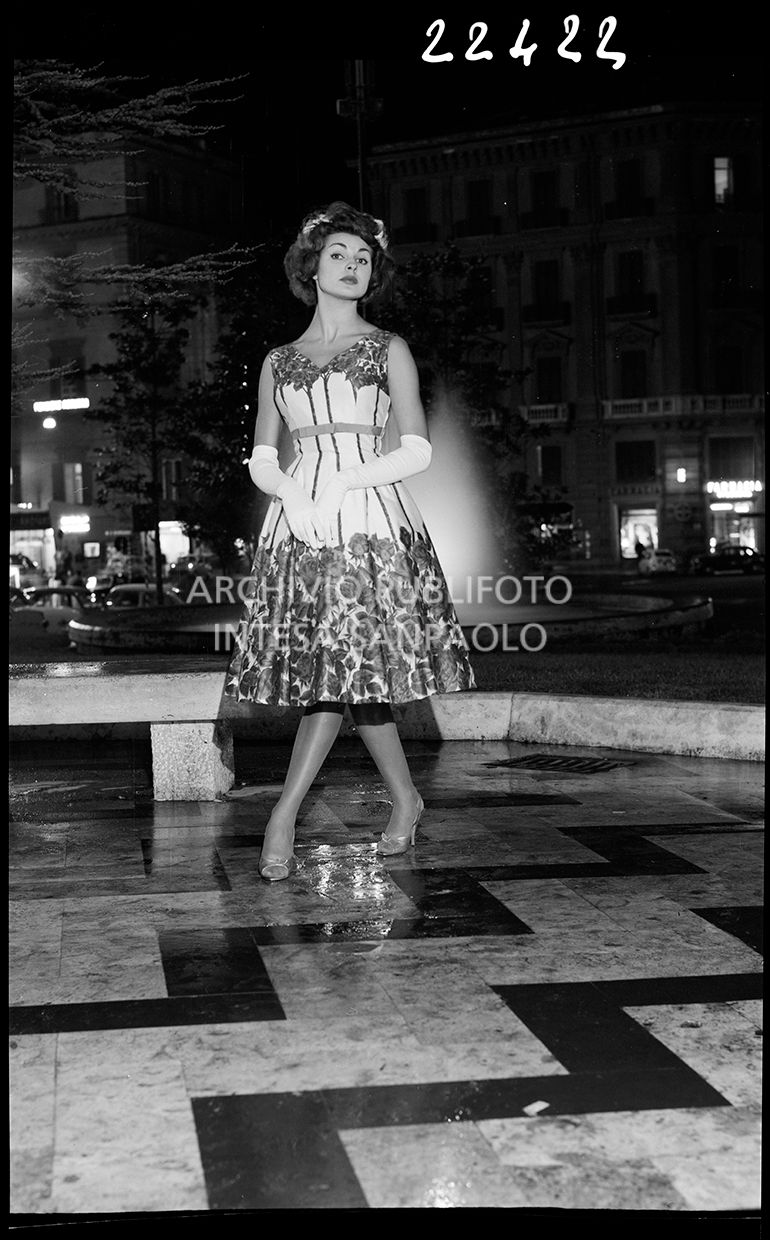 Indossatrice con abito fiorato stretto in vita e guanti<br>22422