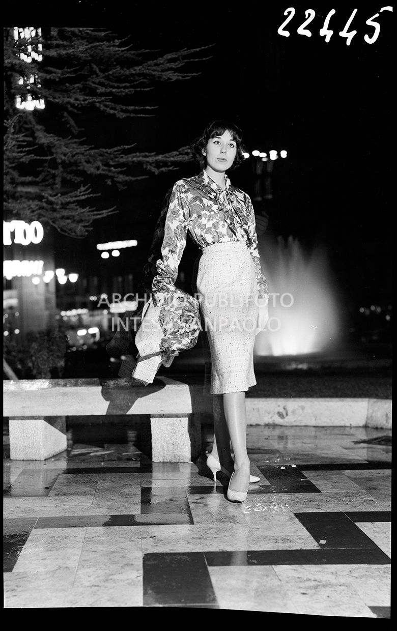 Indossatrice con gonna lunga e camicia a fiori<br>22445