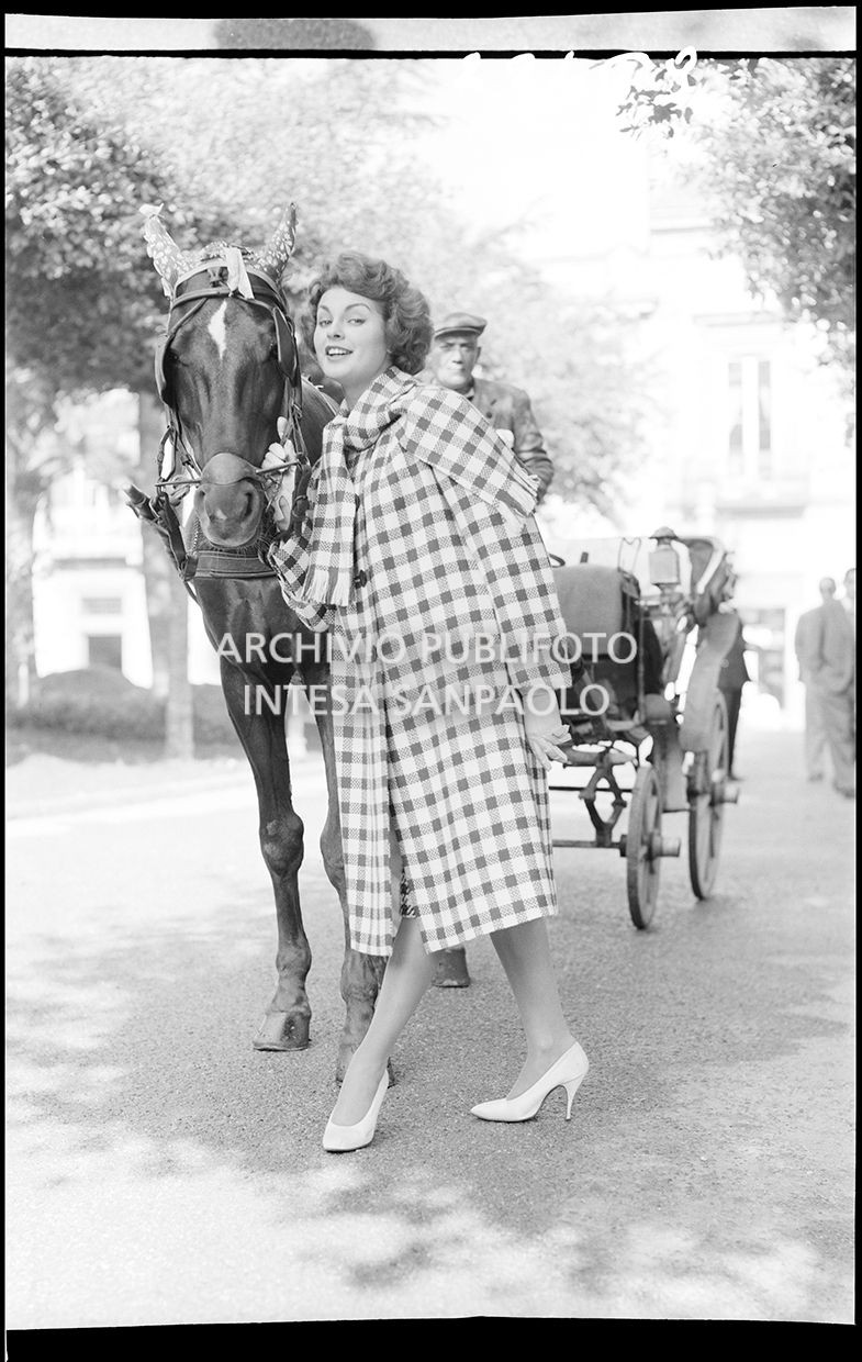 Indossatrice con cappotto a quadri e cavallo con carrozza<br>22469