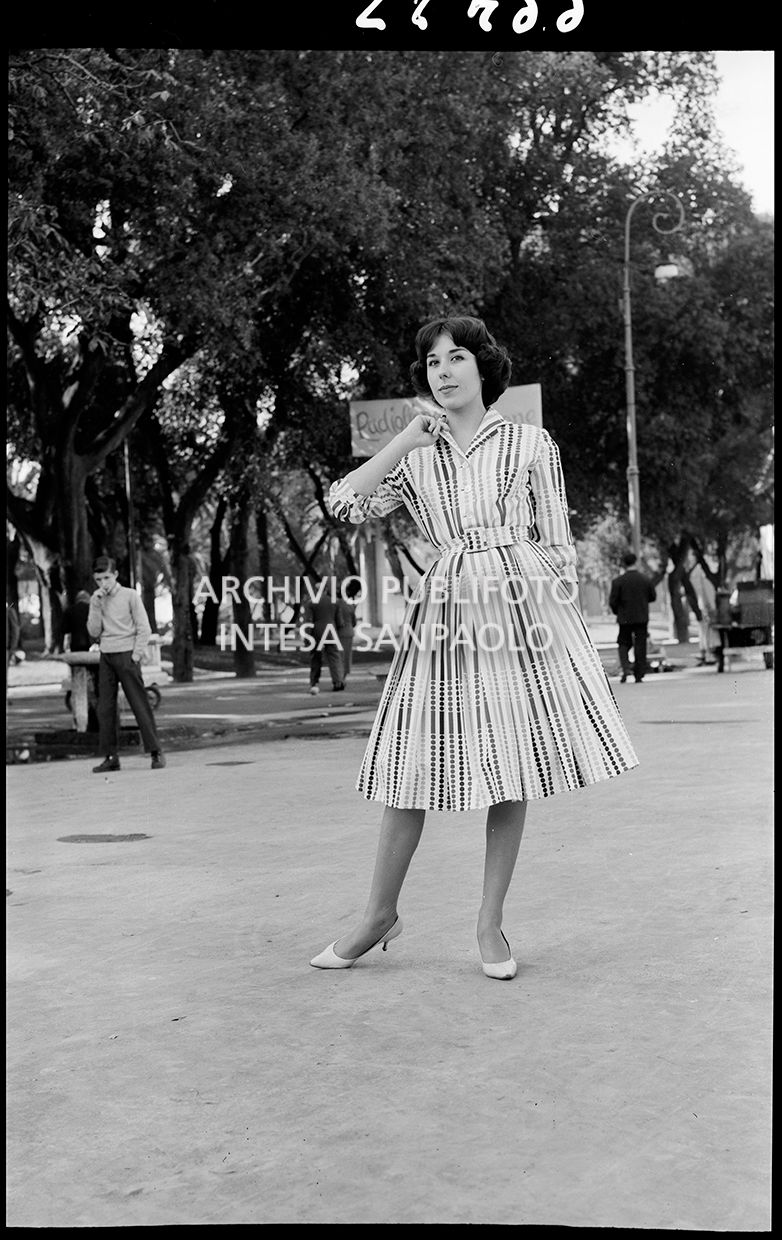 Indossatrice con abito a righe<br>22488