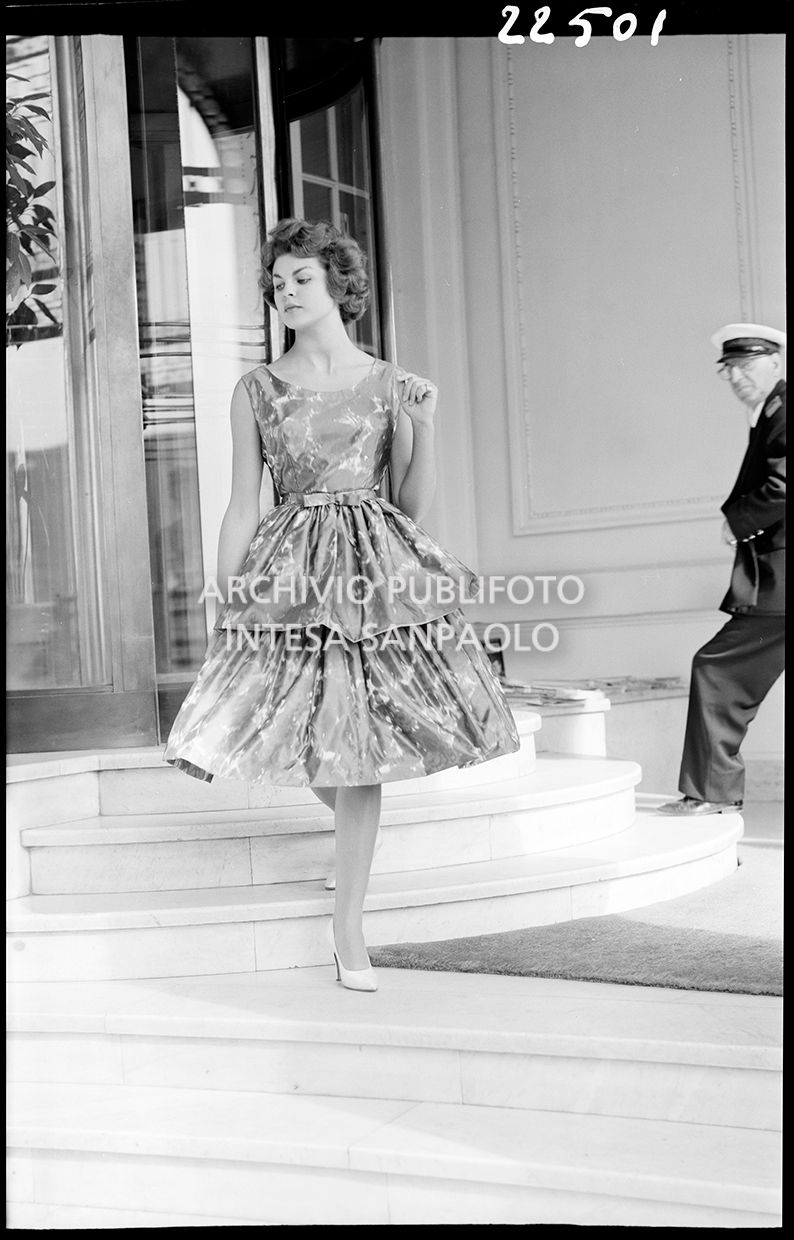 Indossatrice con abito stretto in vita<br>22501