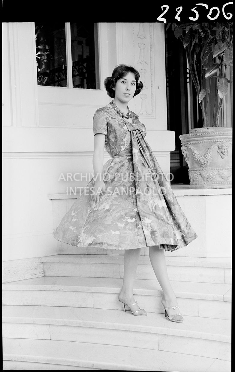 Indossatrice con abito a fiori<br>22506