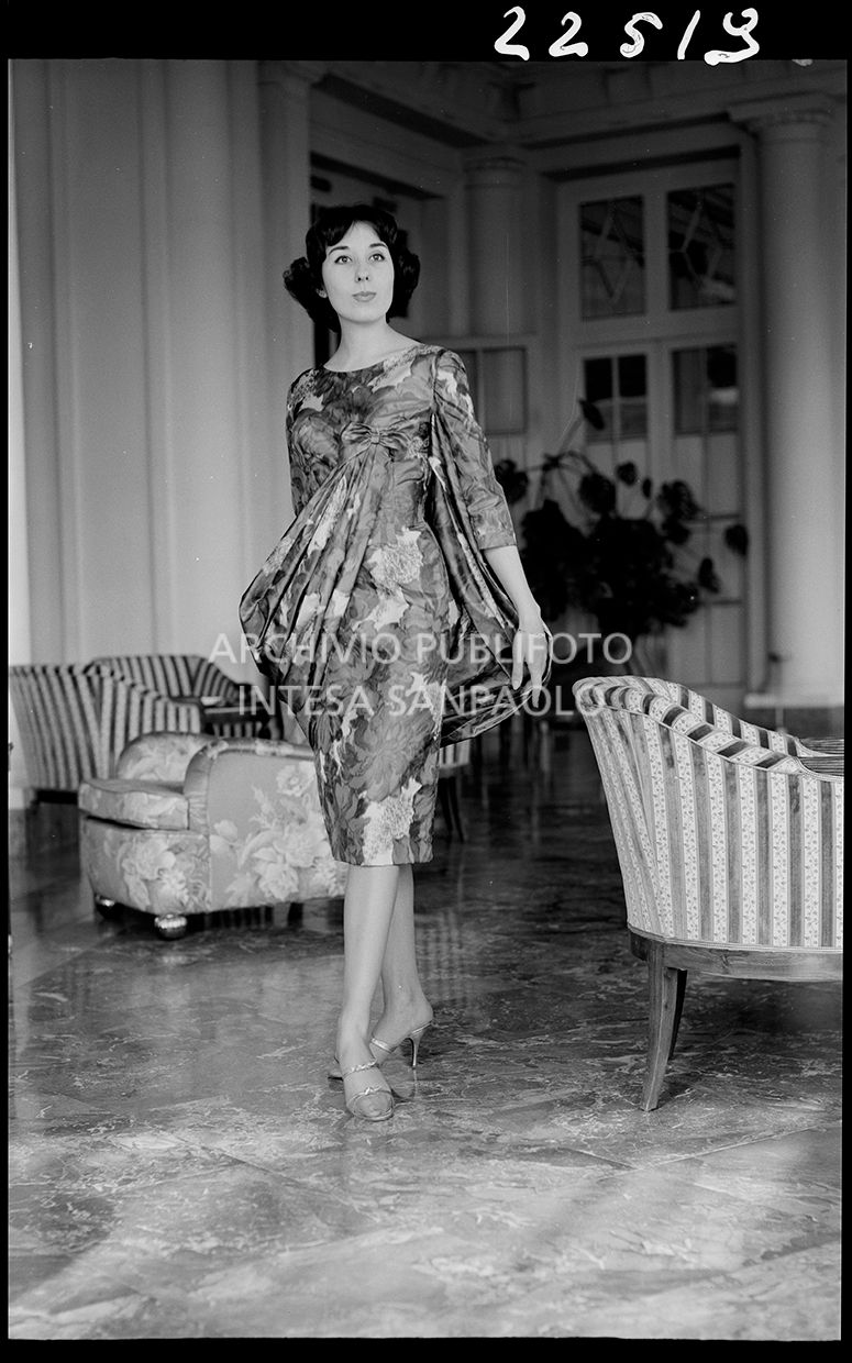 Indossatrice con abito a fiori<br>22519